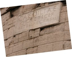 Targa sul mausoleo di Cecilia
Metella sulla Via Appia Antica
(13668 bytes)